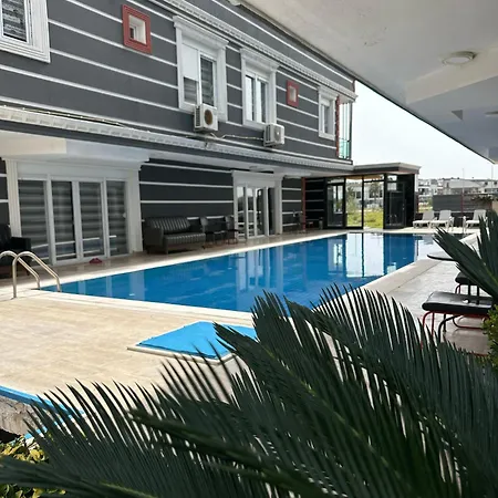 With Pool In アンタルヤ