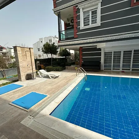 With Pool In アパート *