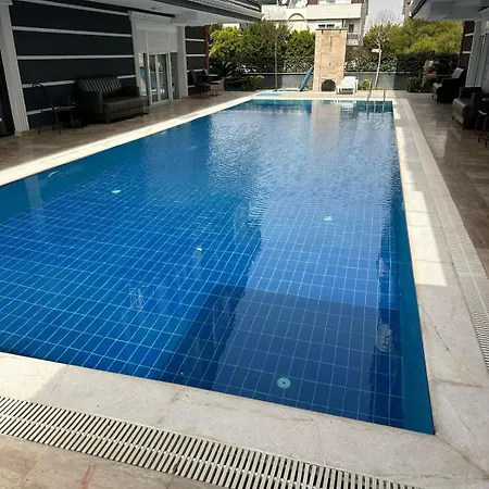 With Pool In アパート *